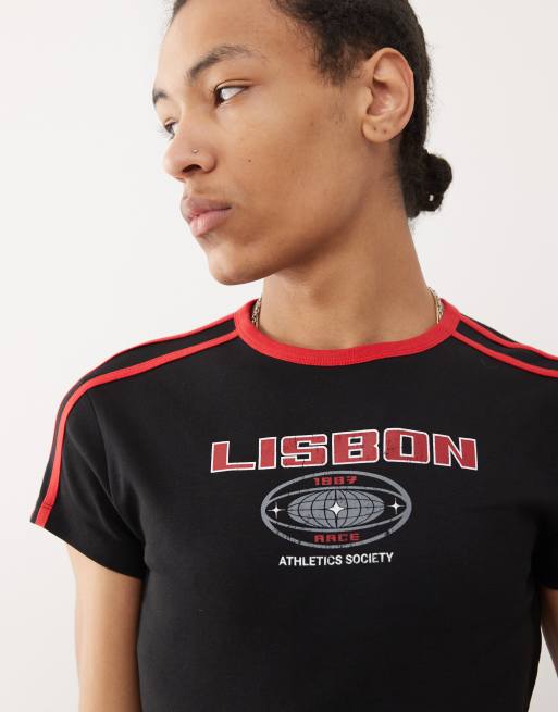 COLLUSION – Knapp geschnittenes Fußball-T-Shirt in Schwarz mit „Lisbon“-Print, 3 von 4