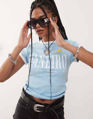COLLUSION - Knapp geschnittenes T-Shirt in Blau mit „Janeiro 92"-Print