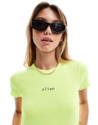 COLLUSION - Knapp geschnittenes T-Shirt in Grün mit „Alien"-Print