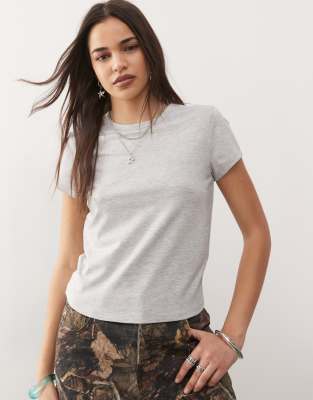 COLLUSION - Knapp geschnittenes T-Shirt in meliertem Grau
