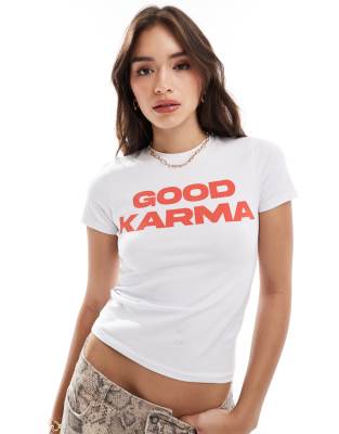 COLLUSION - Knapp geschnittenes T-Shirt mit „Good Karma"-Schriftzug-Weiß