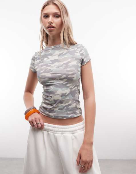 COLLUSION – Knapp geschnittenes T-Shirt mit Military-Muster - view 1