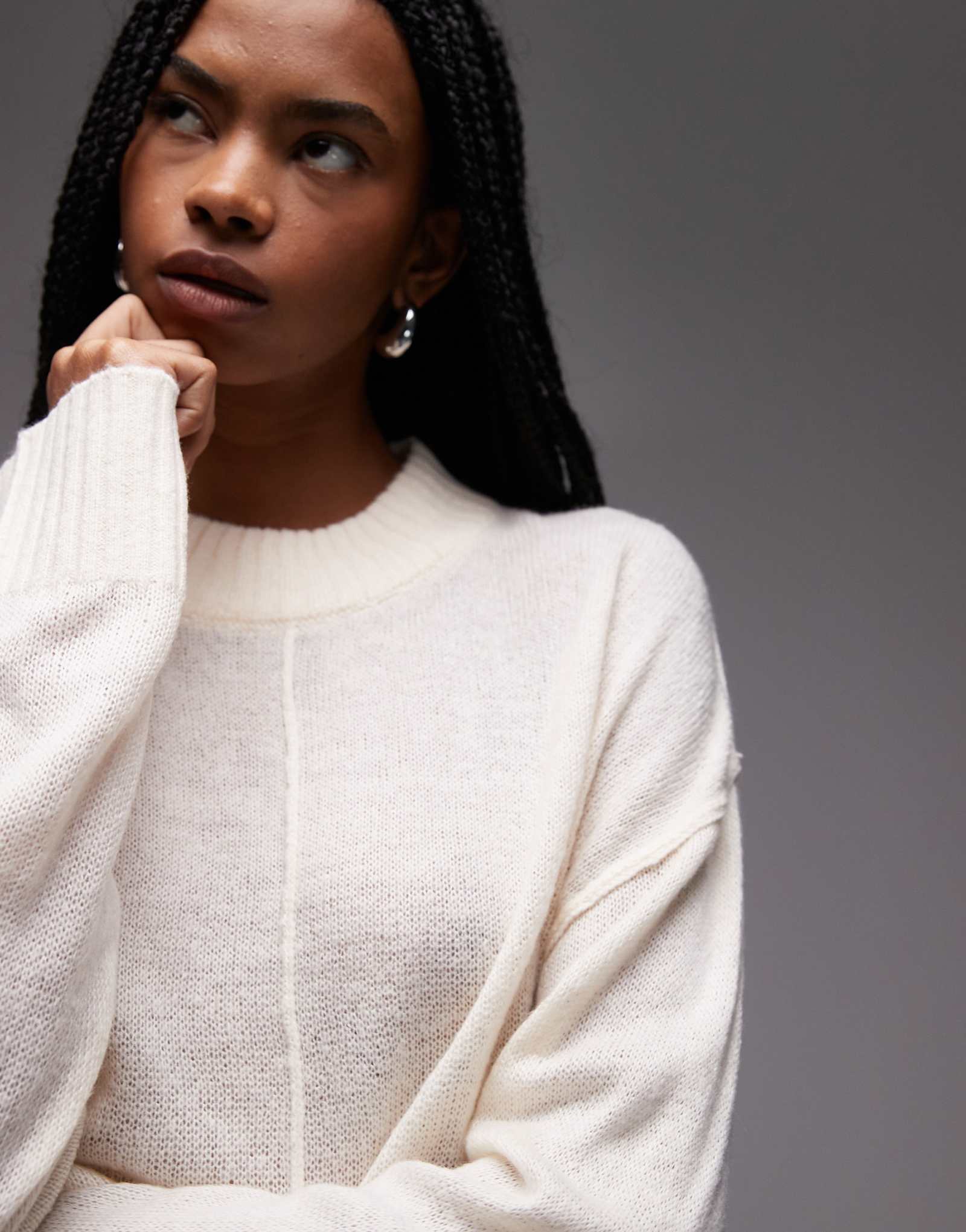 Вязаный свитер с круглым вырезом кремового цвета