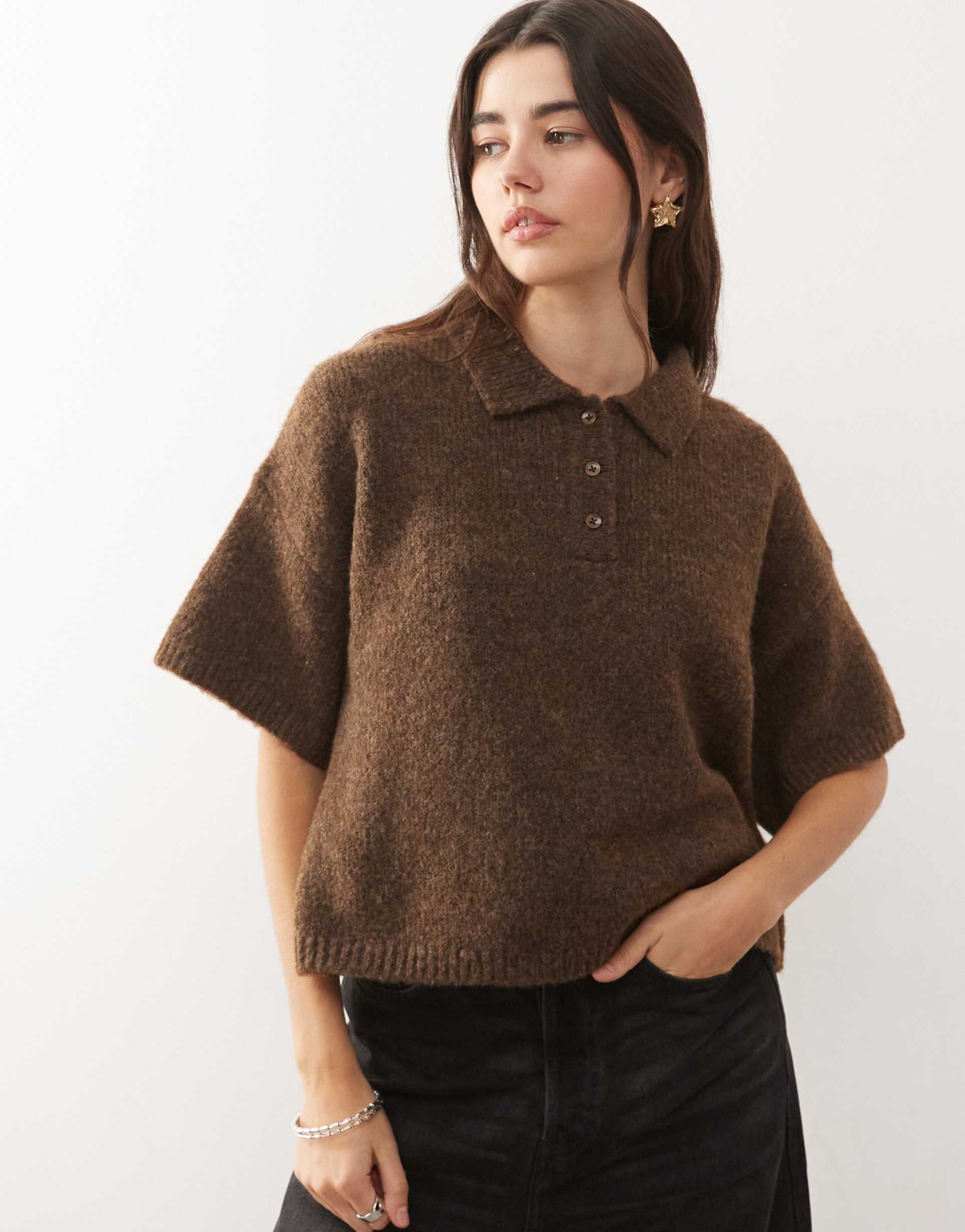 collusion knit short sleeve polo shirt in chocolate