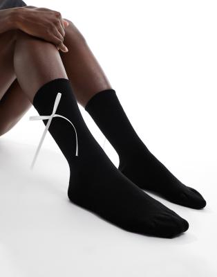 COLLUSION - Knöchelhohe Socken in Schwarz mit farblich abgesetztem Schleifendetail