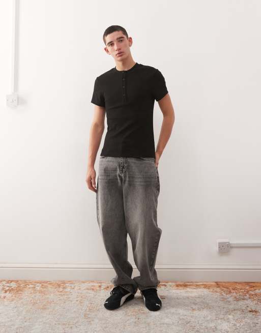 COLLUSION – Körperbetontes, geripptes Henley-T-Shirt in Schwarz, 2 von 5