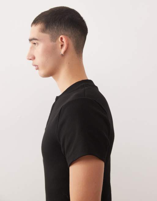 COLLUSION – Körperbetontes, geripptes Henley-T-Shirt in Schwarz, 4 von 5