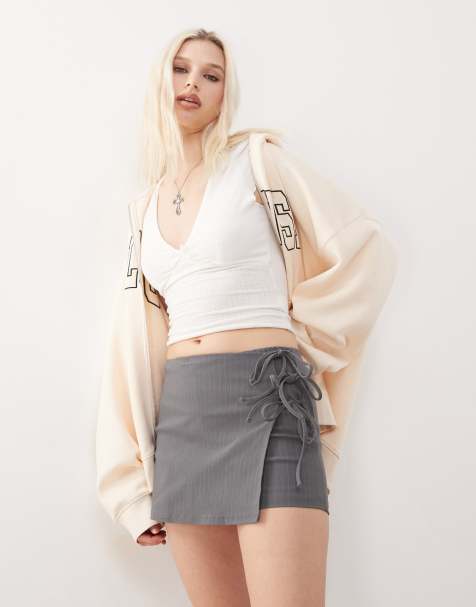 COLLUSION – Kritstrecksrandig skort med omlottdesign, knytning och låg midja - view 1