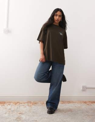 COLLUSION - Kurzärmliges T-Shirt in Schokobraun mit Print auf der Rückseite-Brown