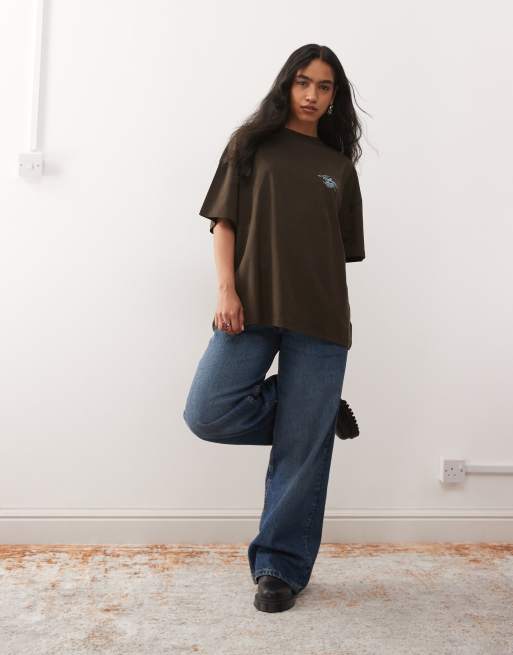 COLLUSION – Kurzärmliges T-Shirt in Schokobraun mit Print auf der Rückseite