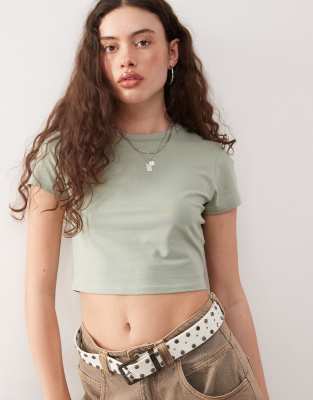 COLLUSION - Kurzärmliges T-Shirt mit superkurzem Schnitt in Khaki-Grün