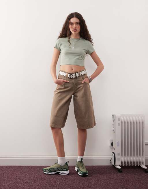 COLLUSION – Kurzärmliges T-Shirt mit superkurzem Schnitt in Khaki, 2 von 4