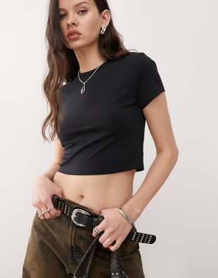 COLLUSION - Kurzärmliges T-Shirt mit superkurzem Schnitt in Schwarz