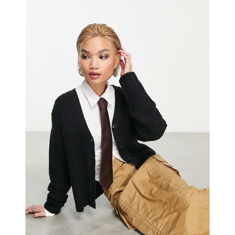 COLLUSION – Kurze, kastige Strickjacke in Schwarz ASOS