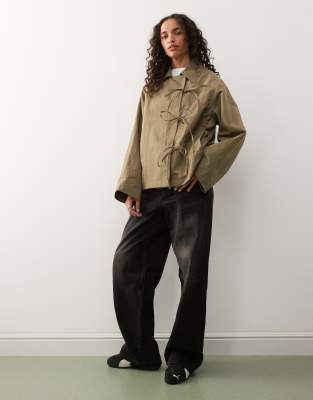 COLLUSION - Kurze Trenchjacke in Khaki mit Schleifenbindung-Grün