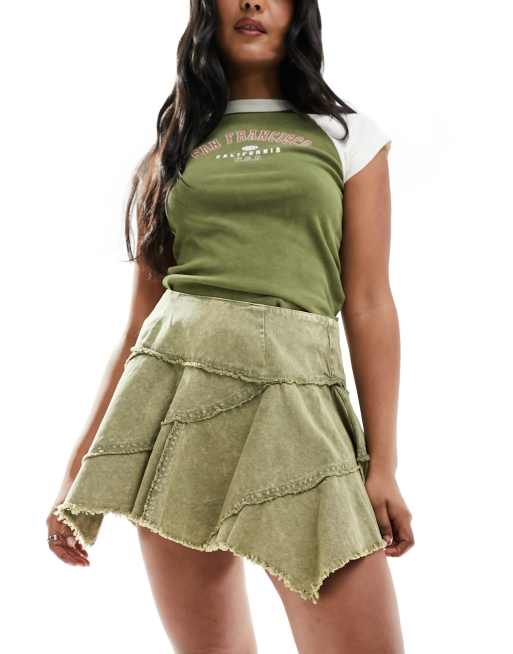 COLLUSION – Kurzer Faltenrock aus Twill in khaki Acid-Waschung