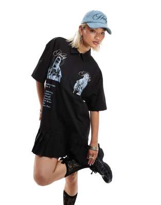 COLLUSION - Kurzes Hemdblusenkleid in Schwarz mit Kilt-Rock und Print vorne