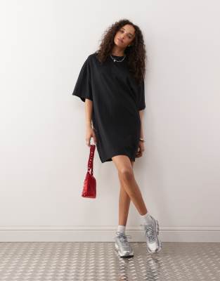 COLLUSION - Kurzes T-Shirt-Kleid in Schwarz