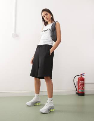 COLLUSION - Lang geschnittene Jogging-Shorts in Schwarz