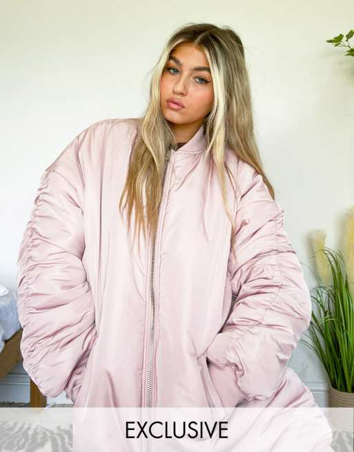 COLLUSION – Lang geschnittene Oversize-MA1-Bomberjacke in Rosa