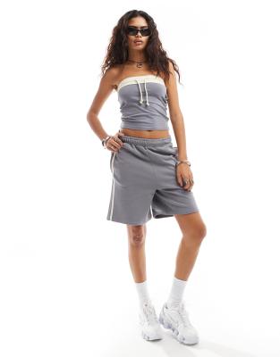 COLLUSION - Lang geschnittene Sport-Shorts in Grau mit Oversize-Schnitt