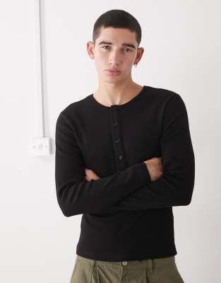 Langärmliges, geripptes Henley-Oberteil in Schwarz mit schmalem Schnitt Schwarz XL