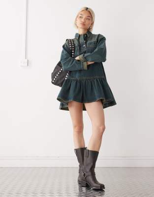 COLLUSION - Langärmliges, gesmoktes Jeanskleid in verwaschenem Grün-Blau