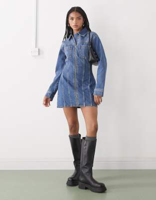 COLLUSION - Langärmliges Jeanshemdkleid in Mittelblau