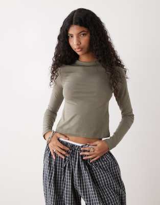 COLLUSION - Langärmliges, knapp geschnittenes T-Shirt in Khaki-Grün