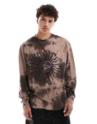 COLLUSION - Langärmliges Skater-Shirt in Braun mit Aufdruck und Batikmuster-Brown