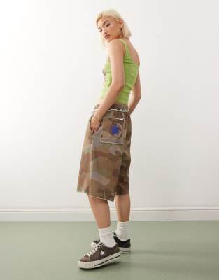 COLLUSION - Lange Jogging-Shorts mit Military-Muster-Bunt