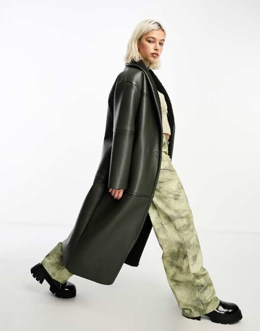 COLLUSION – Langer Mantel aus Kunstleder in Khaki mit Teddyfutter 