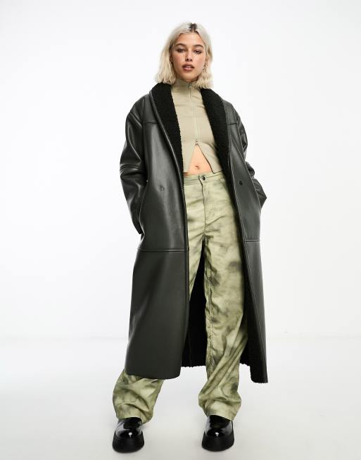 COLLUSION – Langer Mantel aus Kunstleder in Khaki mit Teddyfutter 
