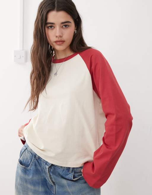COLLUSION - Langærmet T-shirt med raglan-ærmer i kontrasterende ecrufarve og bordeaux i firkantet pasform