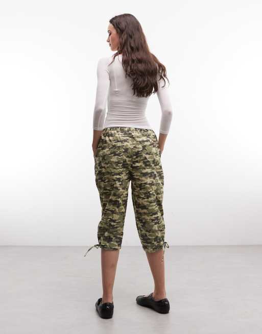 COLLUSION lavtaljede baggy capribukser i camo, 2 af 5