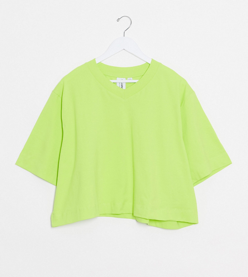 COLLUSION – Limegrön, kortärmad t-shirt i plusstorlek med v-ringning och boxig passform
