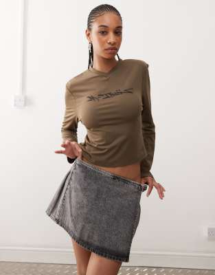 Collusion Long Sleeve Graphic T-neck Top In Brown