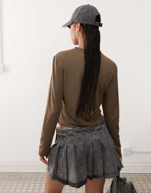 COLLUSION long sleeve graphic v-neck top in brown, 2 of 4