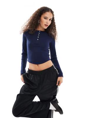 Collusion COLLUSION long sleeve shrunken waffle henley tee in navy