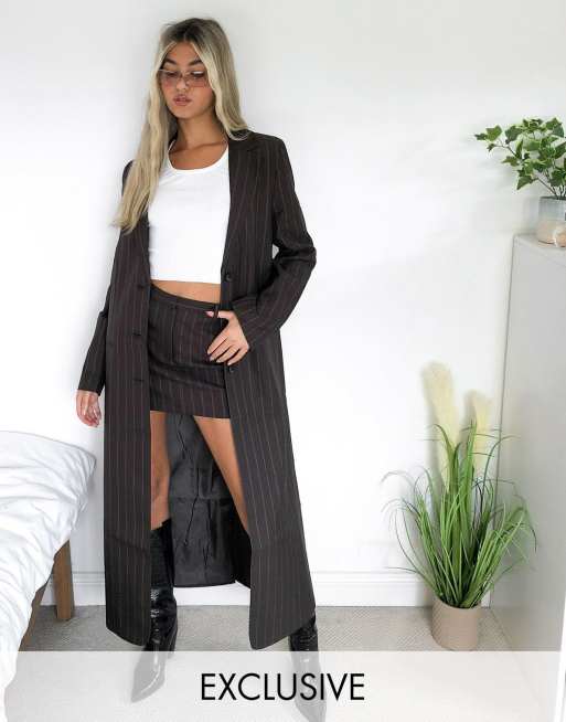 COLLUSION - Longline 90'er-blazer og mininederdel i brun nålestribe, 2 af 3
