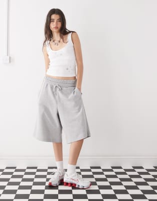 COLLUSION - Longline-Jogging-Shorts in meliertem Grau mit doppeltem Bund-Weiß