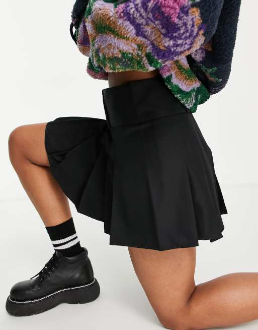 COLLUSION low rise mini kilt skirt in black, 3 of 4
