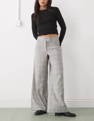 Collusion COLLUSION low rise wide leg tailored trouser in check-Multi