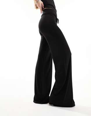 low rise yoga pant in black