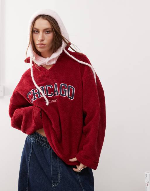 COLLUSION - Maglione in pile borg con emblema e intaglio sullo scollo