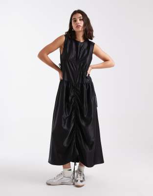 COLLUSION - Maxikleid aus Satin in Schwarz mit mehreren Kordelzügen