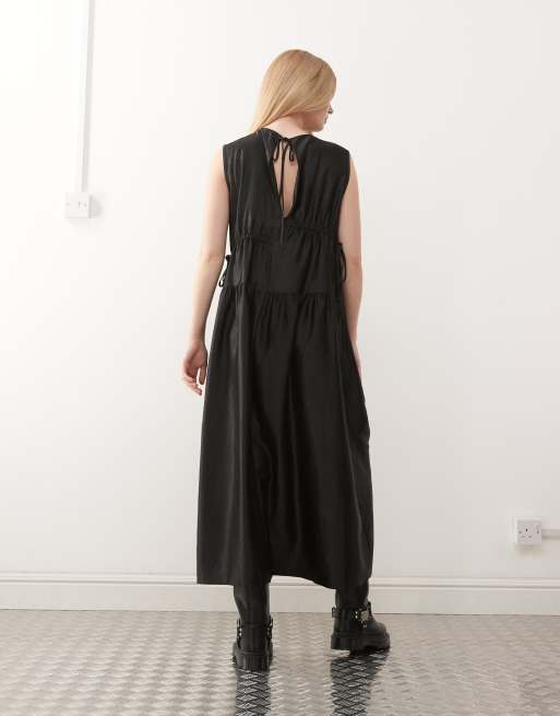 COLLUSION – Maxikleid aus Satin in Schwarz mit mehreren Kordelzügen, 3 von 4