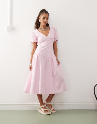 COLLUSION - Maxikleid in Rosa mit tief angesetzter Taille und Puffärmeln-Grau