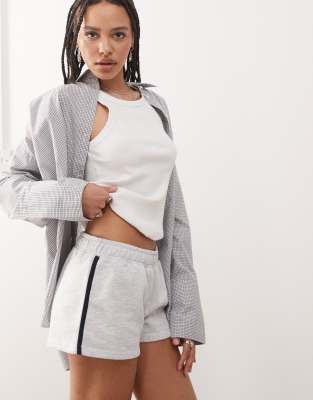 COLLUSION - Micro-short à taille basse avec bandes-Gris