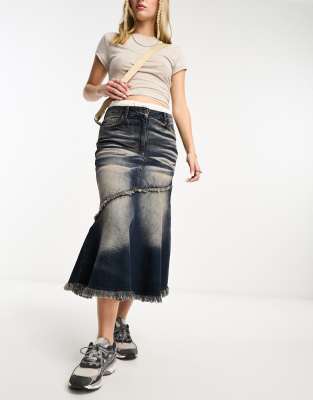 COLLUSION - Midi-Jeansrock in rosa Waschung mit Schwalbenschwanz-Design und Ziernaht-Blau